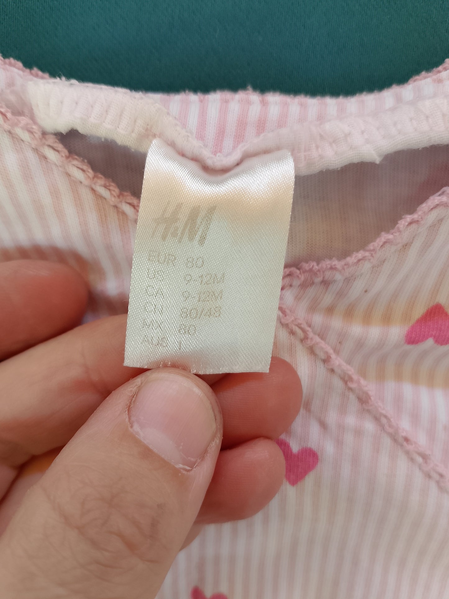 Cea mai dulce alegere pentru somn: Salopetă cu inimioare H&M, pentru bebeluși de 9-12 luni