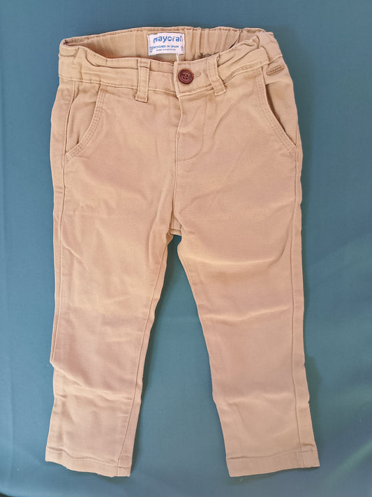 Eleganță casual pentru micul domn: pantaloni Mayoral, perfecți pentru orice ocazie!