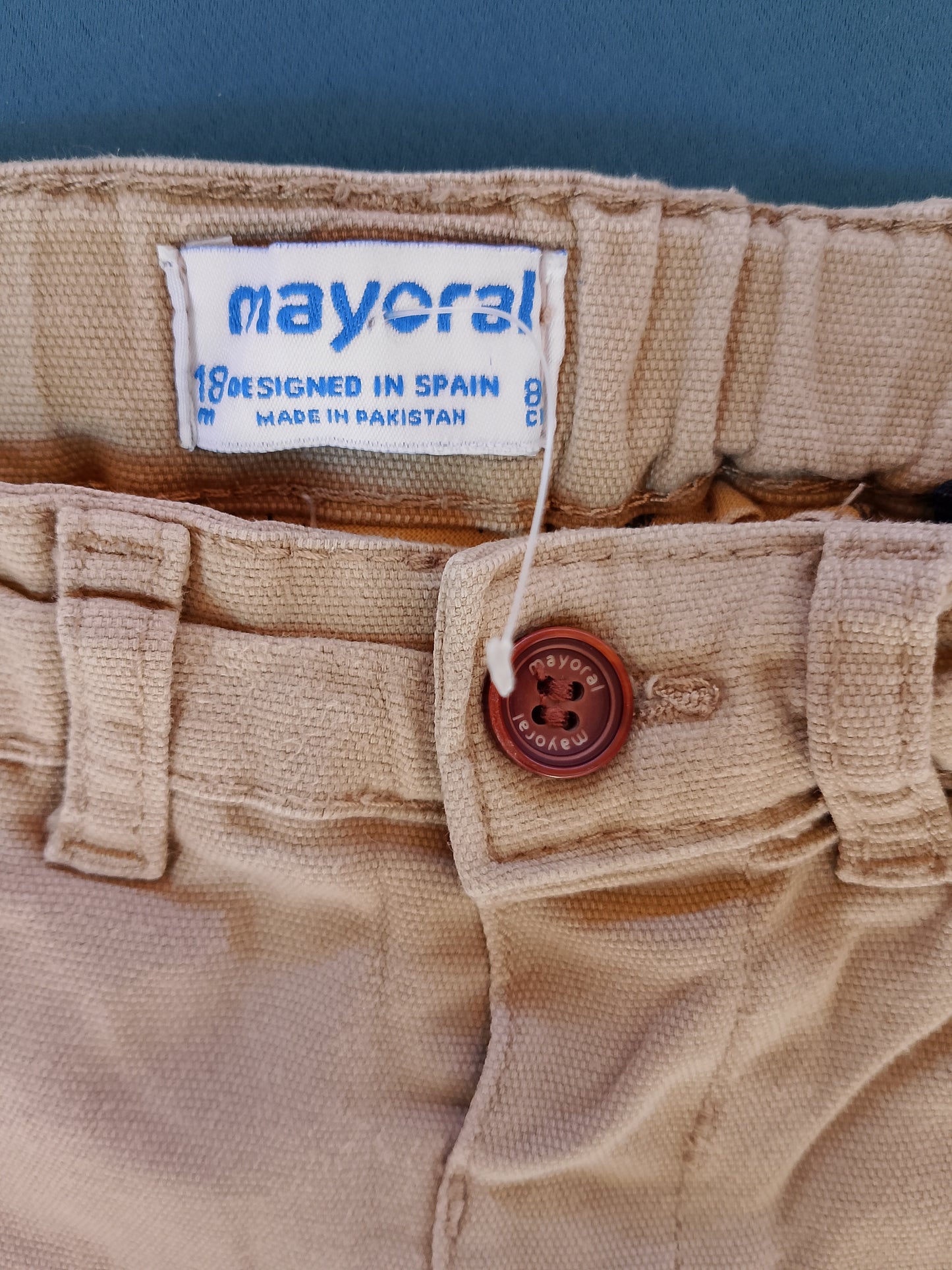 Eleganță casual pentru micul domn: pantaloni Mayoral, perfecți pentru orice ocazie!