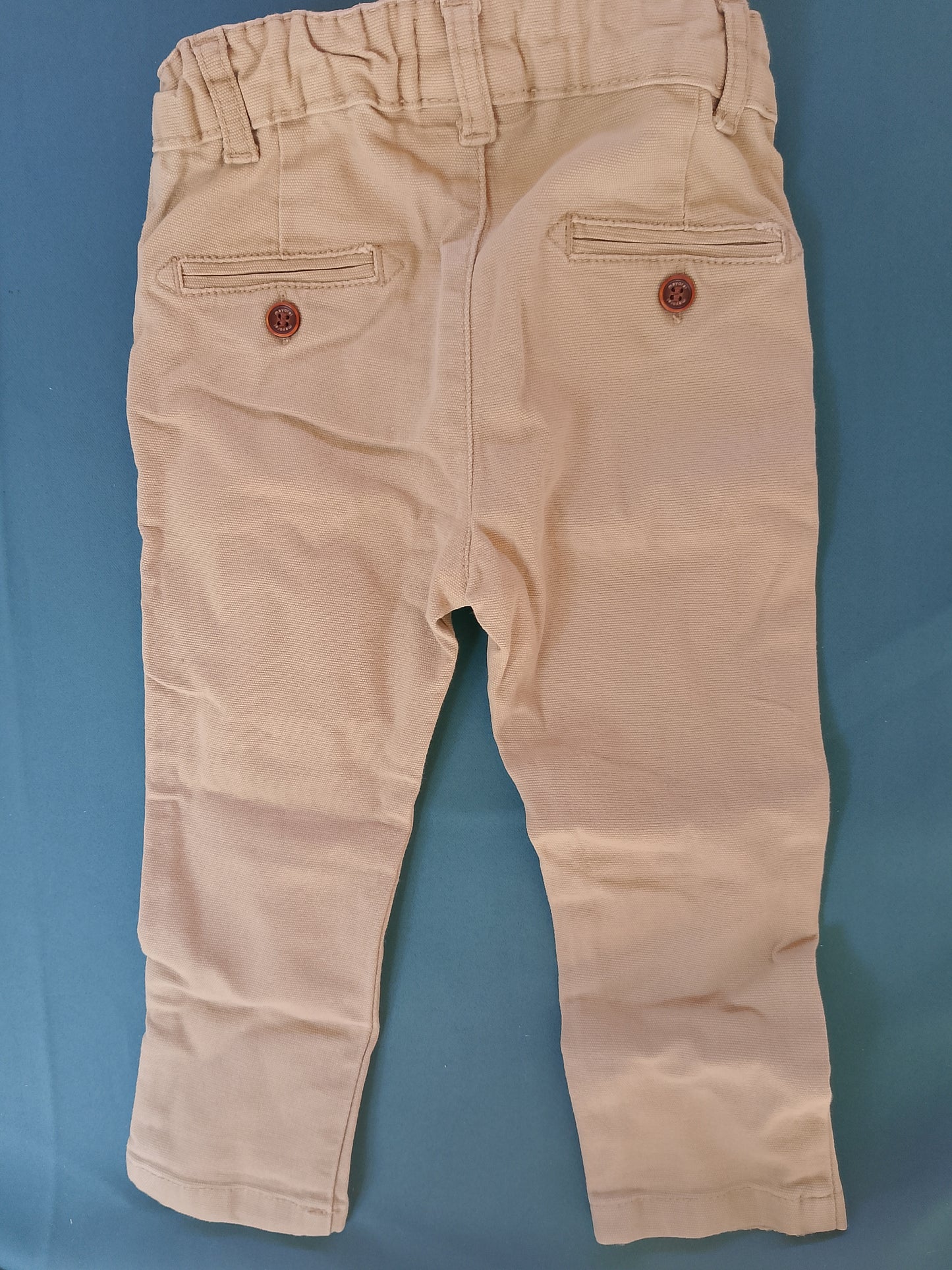 Eleganță casual pentru micul domn: pantaloni Mayoral, perfecți pentru orice ocazie!