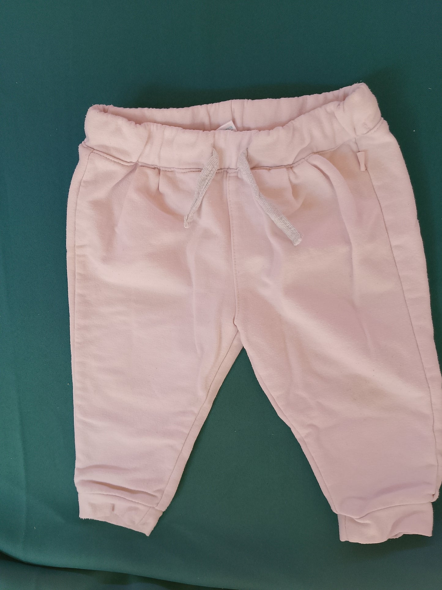 Confort și stil în nuanțe discrete: pantaloni de trening roz pudrat pentru bebeluși! 6-9 luni