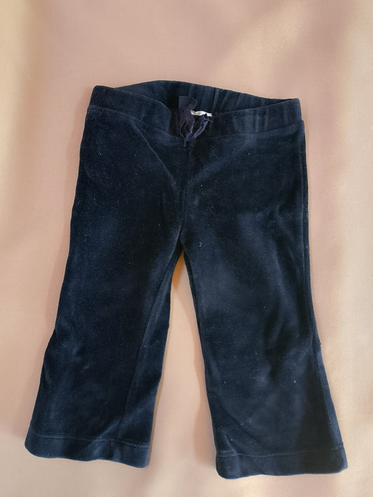 Eleganță catifelată și confort absolut: pantaloni de velur negri pentru momente speciale!