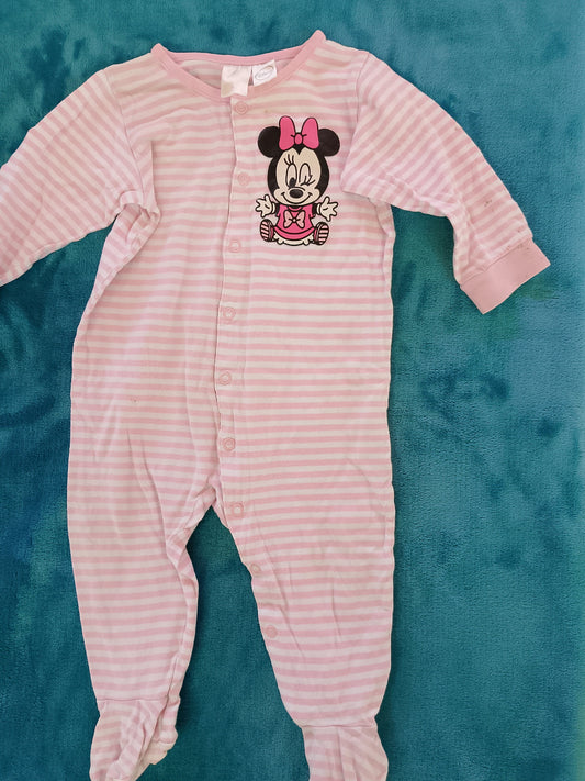 Veselie și stil cu Minnie Mouse: salopeta roz cu dungi pentru bebeluși!