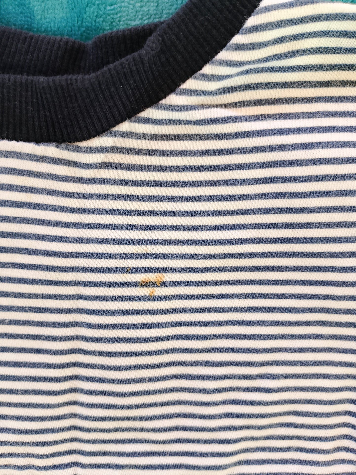 Un clasic reinventat: tricou cu dungi, stil marinăresc, pentru o vară plină de stil!