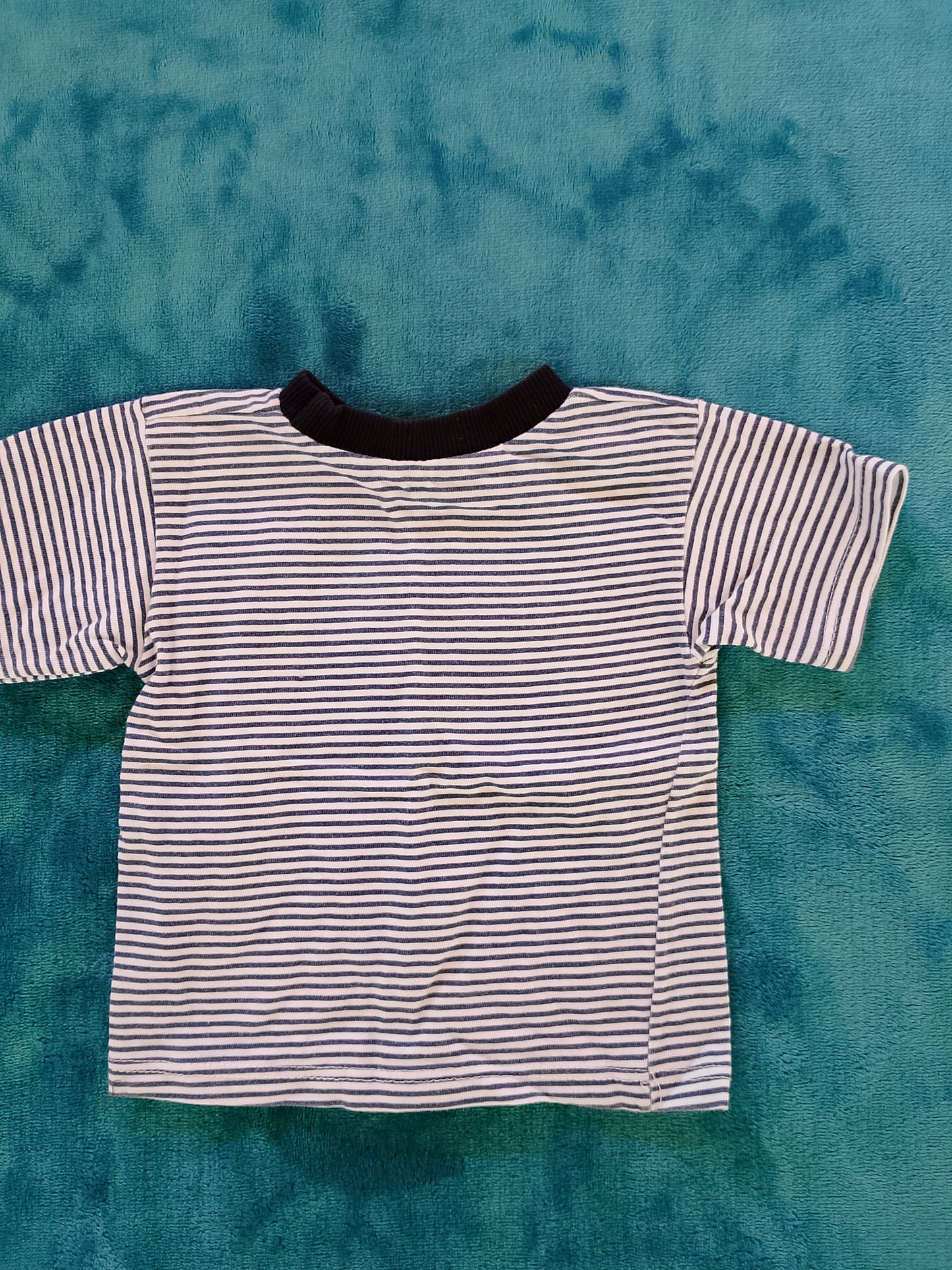 Un clasic reinventat: tricou cu dungi, stil marinăresc, pentru o vară plină de stil!