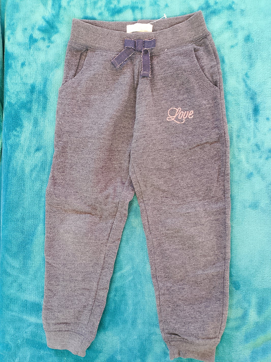 Stil urban și confort: pantaloni de trening gri cu broderie "Love"! 4-5 ani.