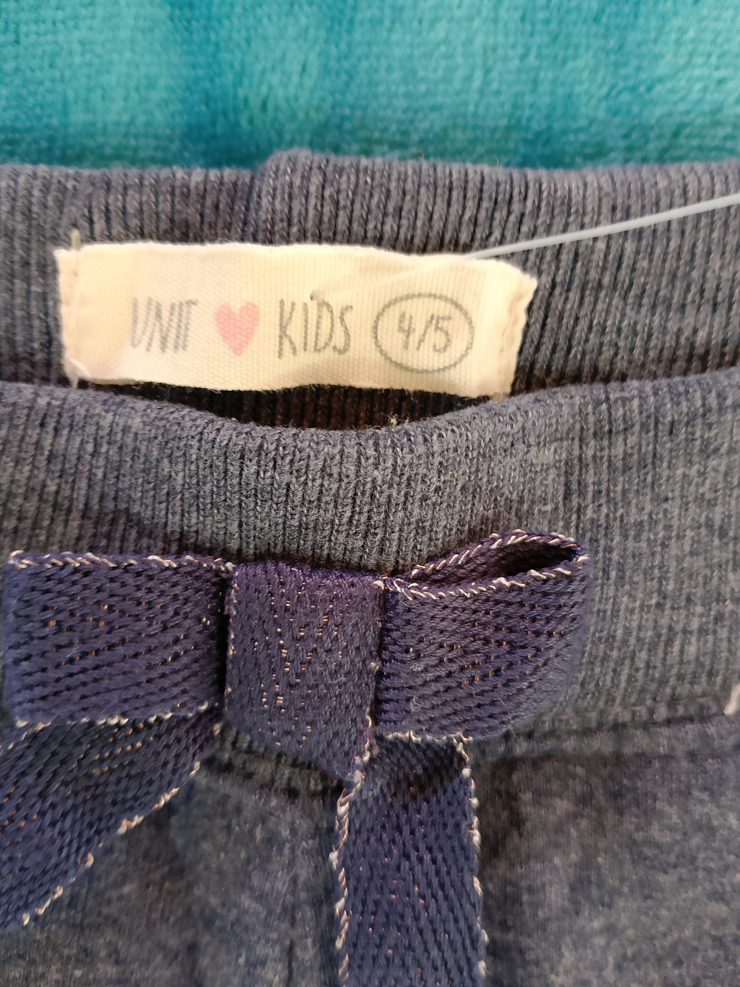 Stil urban și confort: pantaloni de trening gri cu broderie "Love"! 4-5 ani.