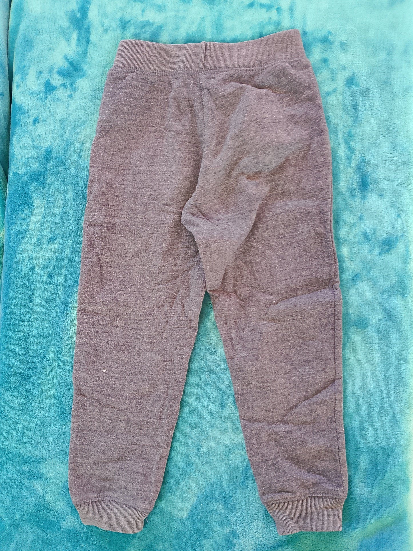 Stil urban și confort: pantaloni de trening gri cu broderie "Love"! 4-5 ani.