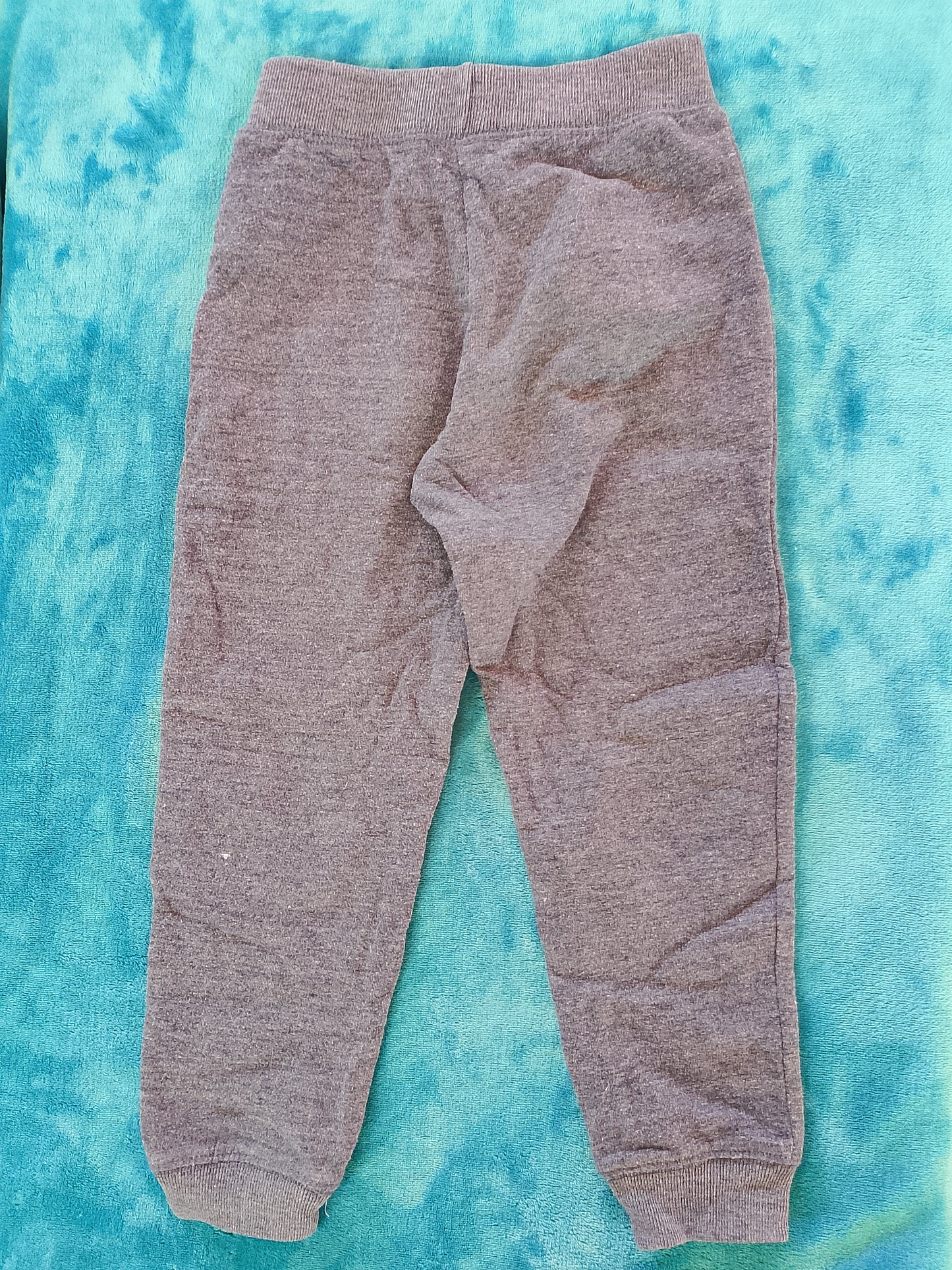 Stil urban și confort: pantaloni de trening gri cu broderie "Love"! 4-5 ani.