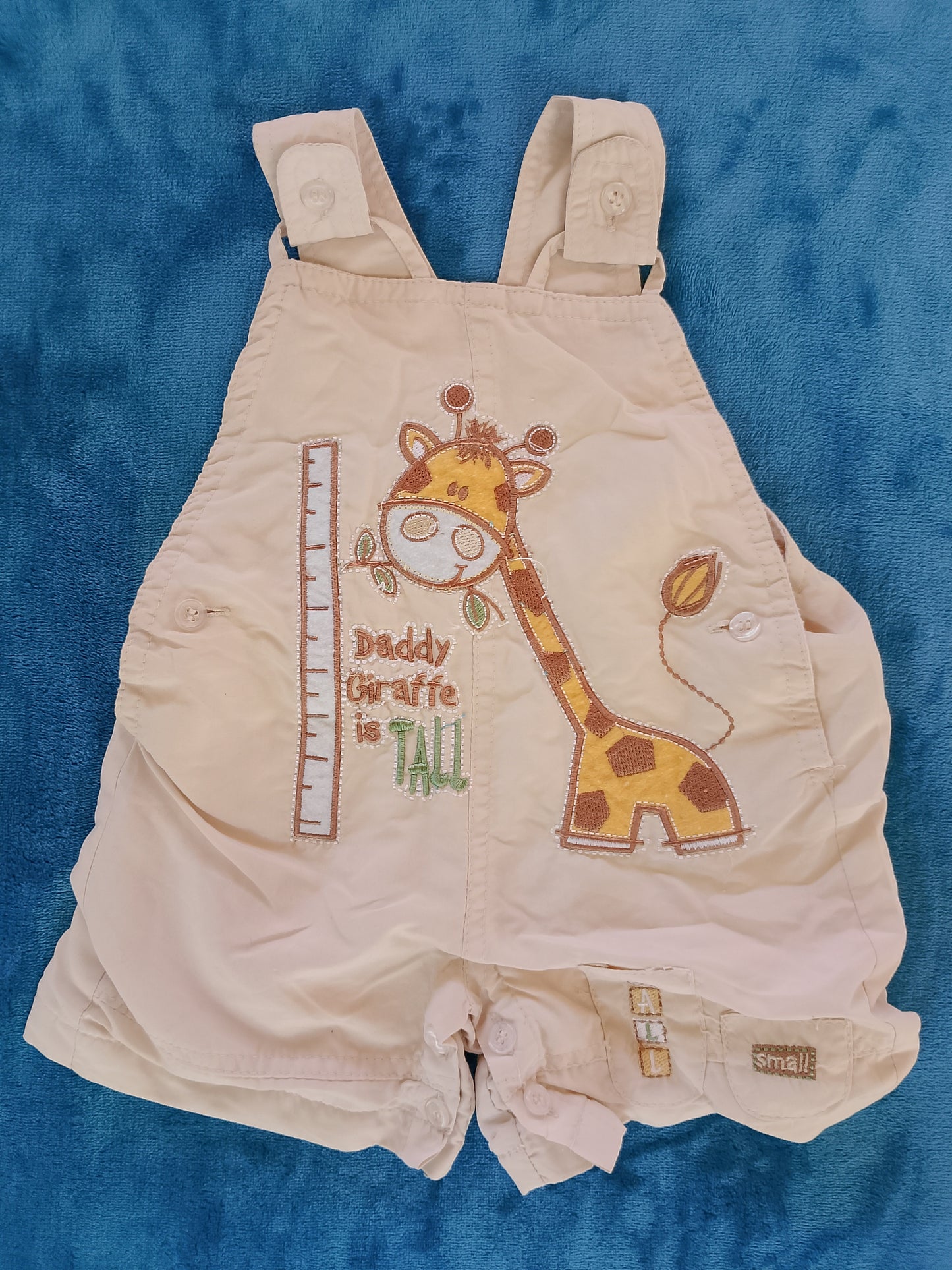Salopetă scurtă de bebeluș cu girafă - un omagiu adorabil pentru tătici!