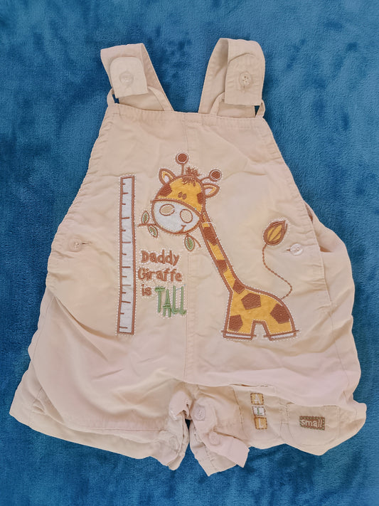 Salopetă scurtă de bebeluș cu girafă - un omagiu adorabil pentru tătici!