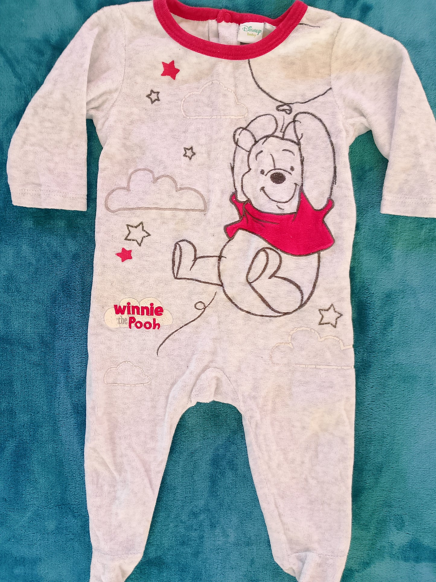 Salopetă Disney cu Winnie the Pooh și balon - perfectă pentru un stil adorabil!