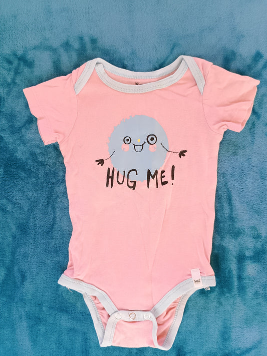 Body de bebeluș roz "Hug Me!" - invitația la o îmbrățișare adorabilă!