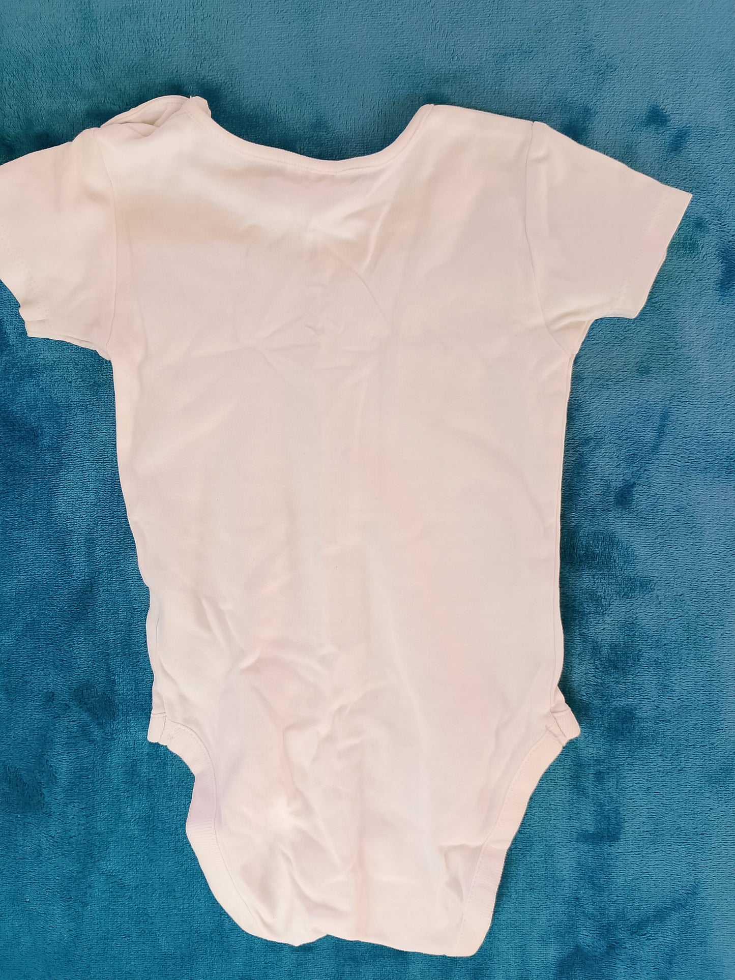 Body de bebeluș alb simplu - piesa esențială pentru orice ținută!