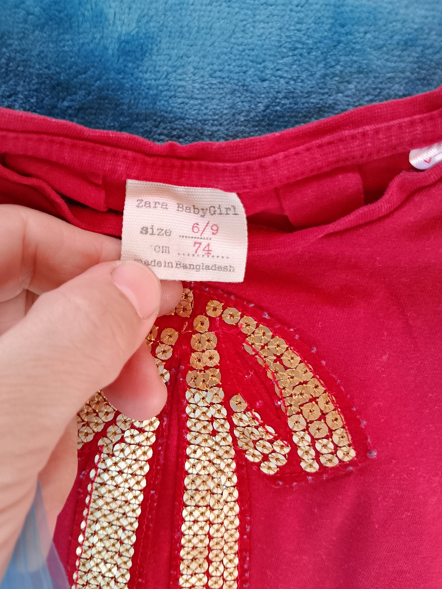 Bluză roșie cu fundă din paiete aurii - stil festiv pentru fetițe!  74 cm.