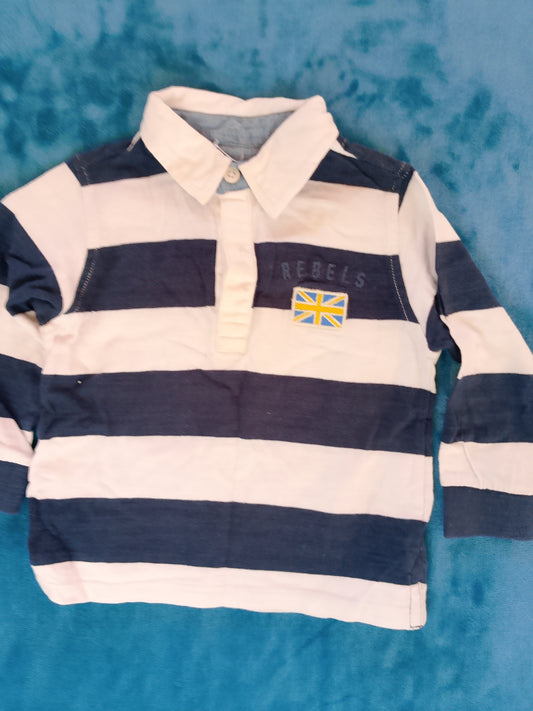 Tricou tip rugby cu dungi și imprimeu "Rebels" - stil casual și sportiv! 18- 24 luni.