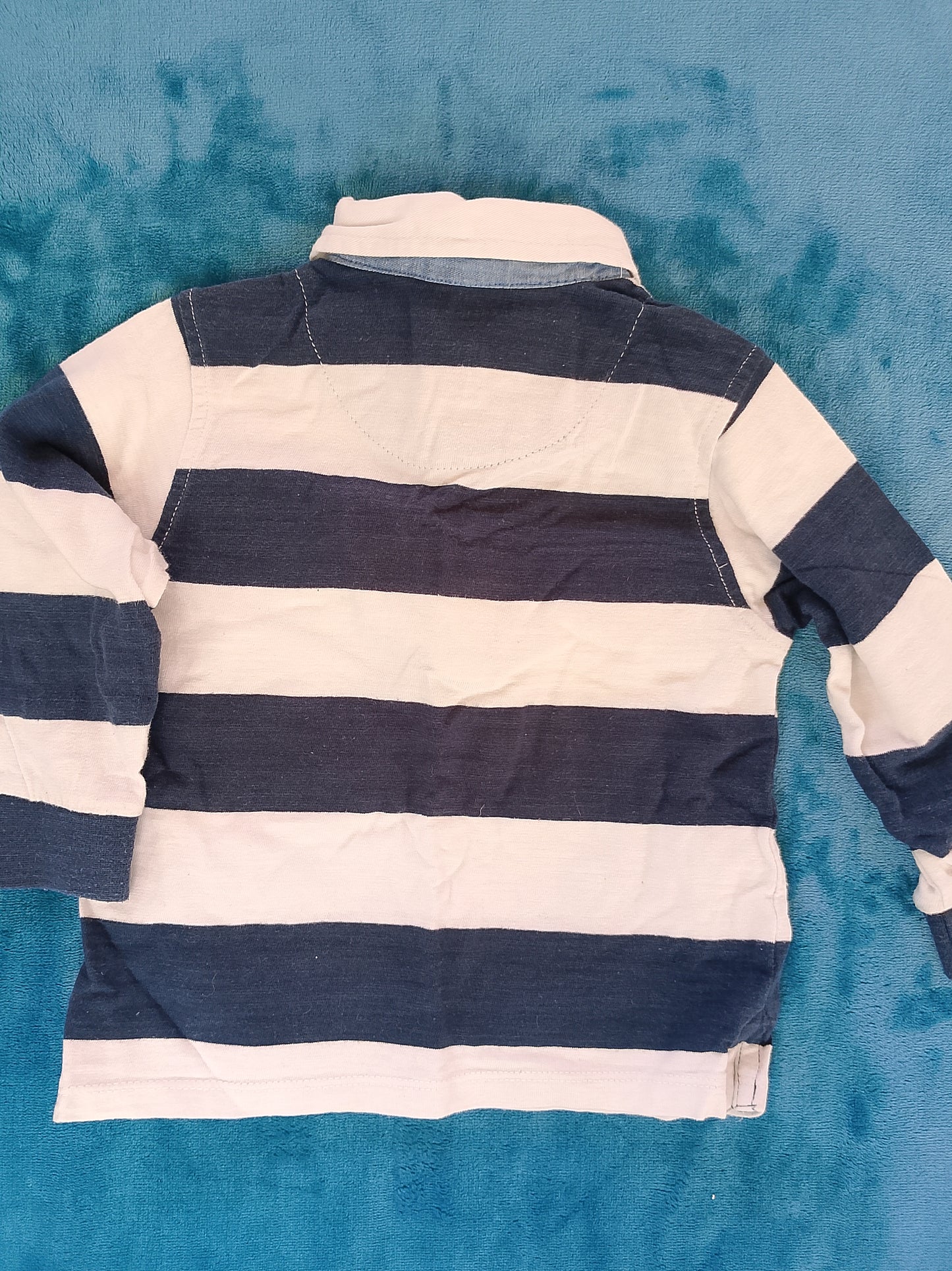 Tricou tip rugby cu dungi și imprimeu "Rebels" - stil casual și sportiv! 18- 24 luni.