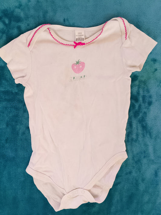 Body de bebeluș cu imprimeu căpșună - dulce și adorabil!