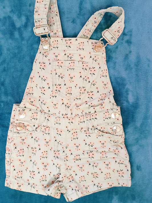 Salopetă scurtă cu imprimeu floral delicat - perfectă pentru vară!