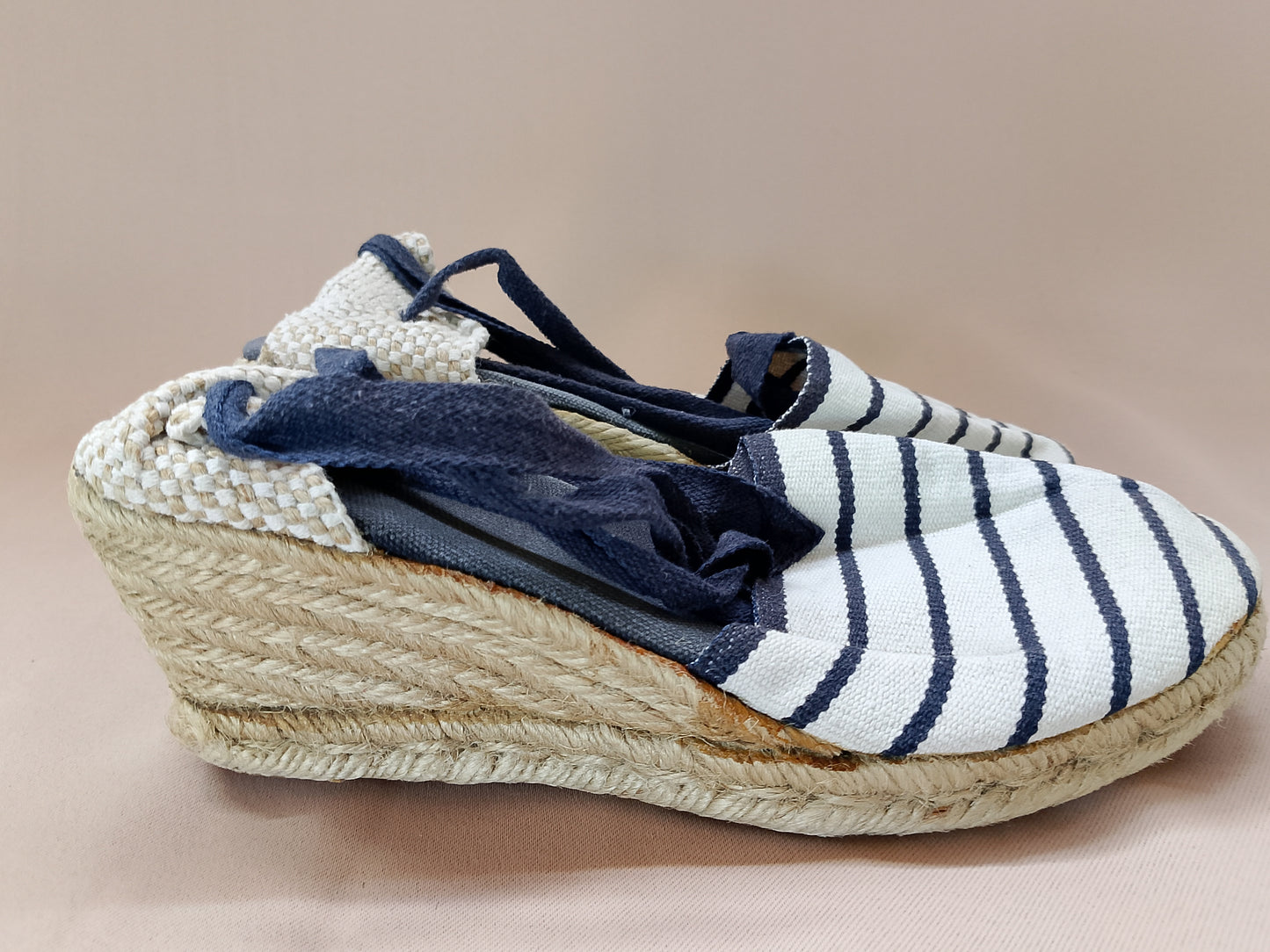 Espadrile Clasic Marinărești cu Dungi Alb-Bleu și Talpă de Iută – Eleganță Nautică pentru Vară!