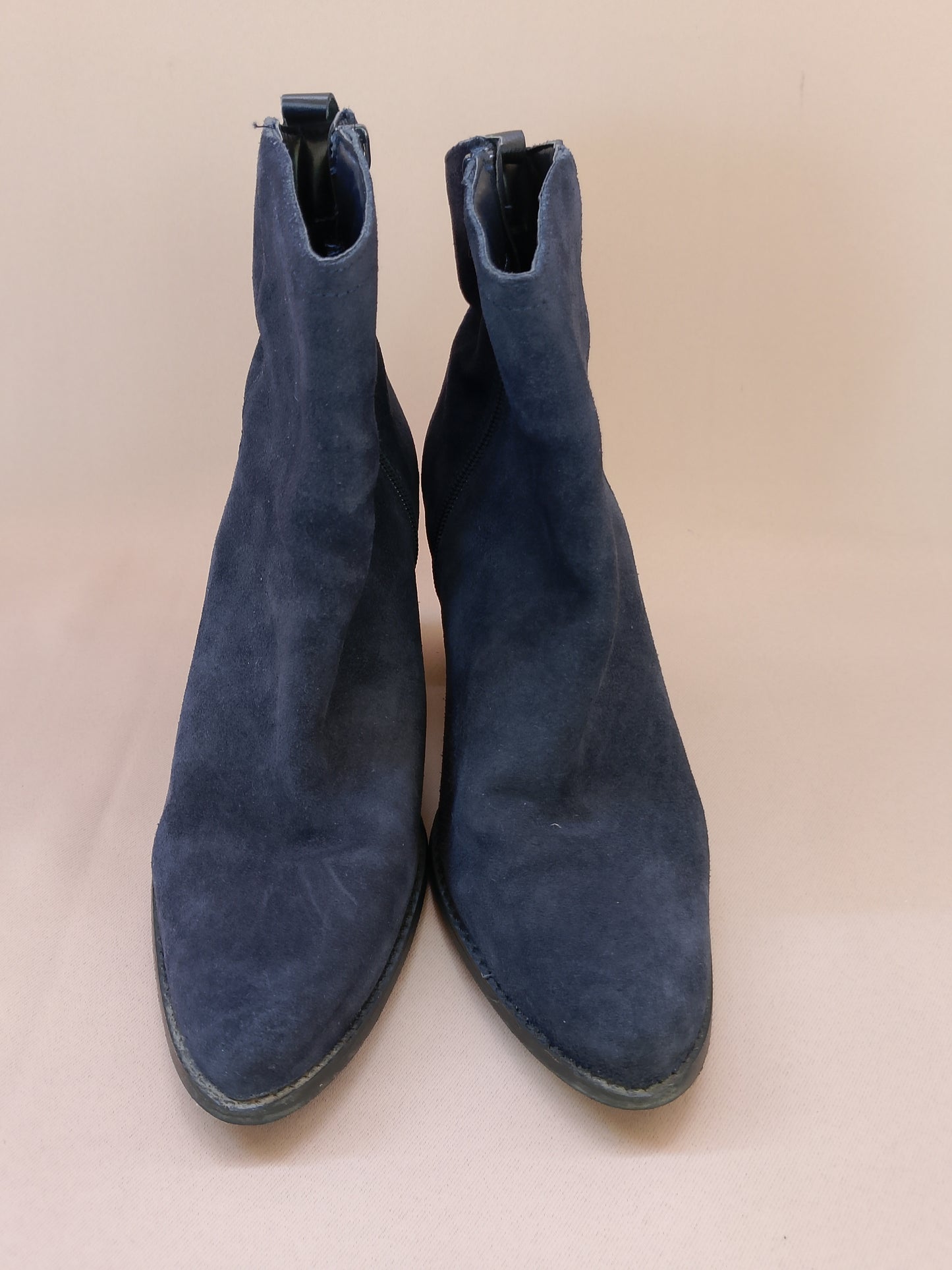 Botine Elegante din Piele Întoarsă – Stil Versatil pentru Orice Sezon!