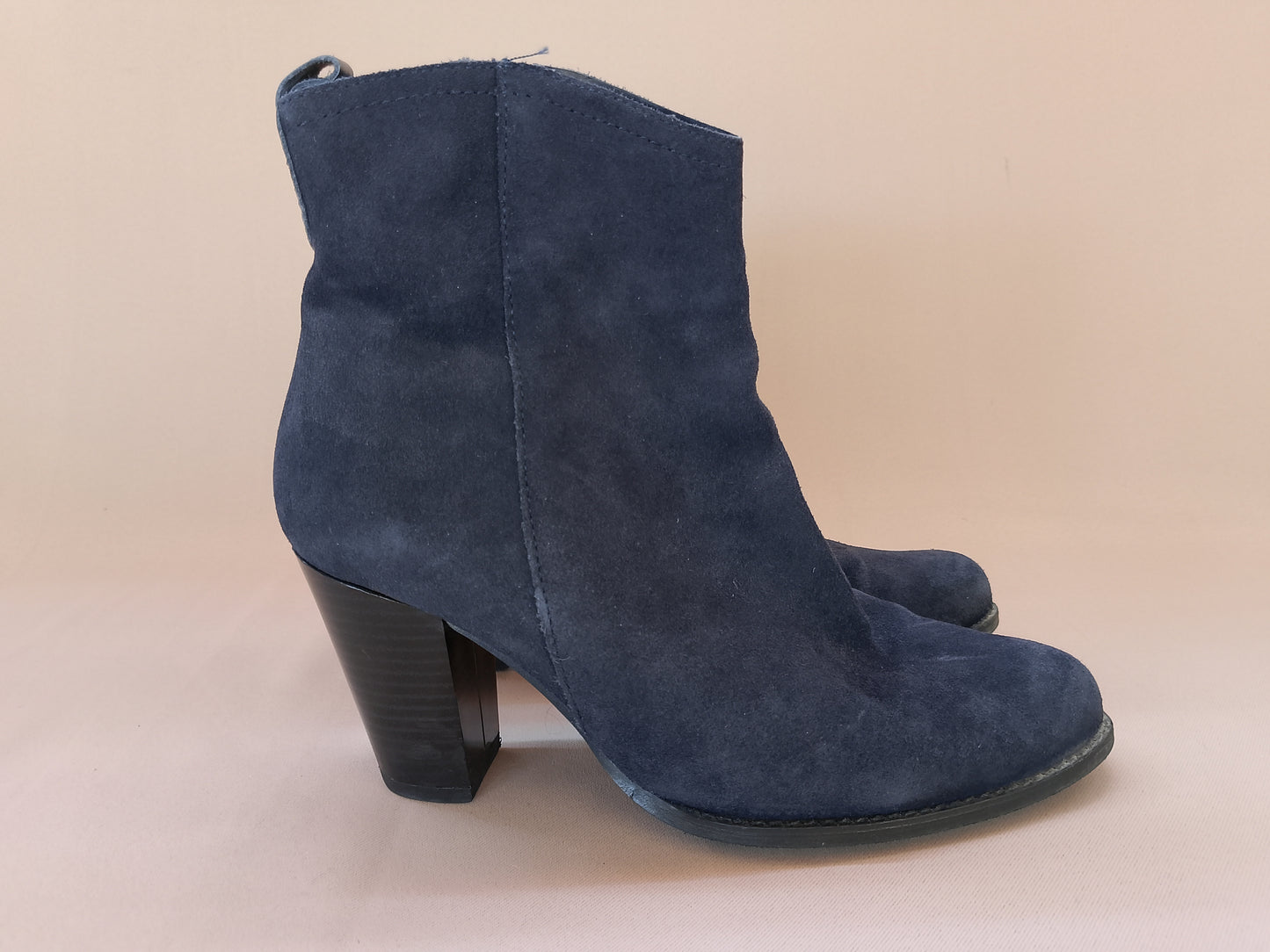 Botine Elegante din Piele Întoarsă – Stil Versatil pentru Orice Sezon!