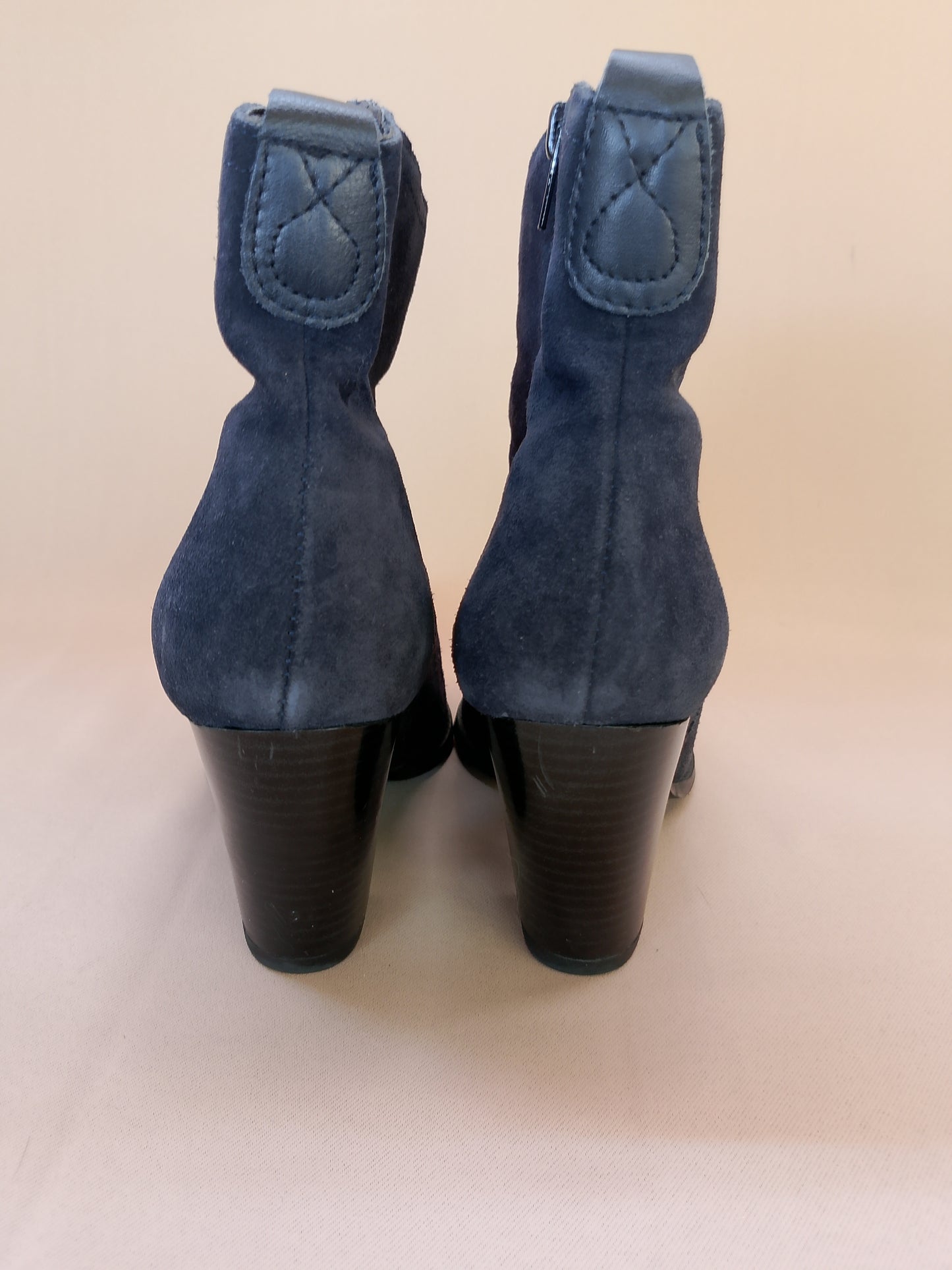 Botine Elegante din Piele Întoarsă – Stil Versatil pentru Orice Sezon!