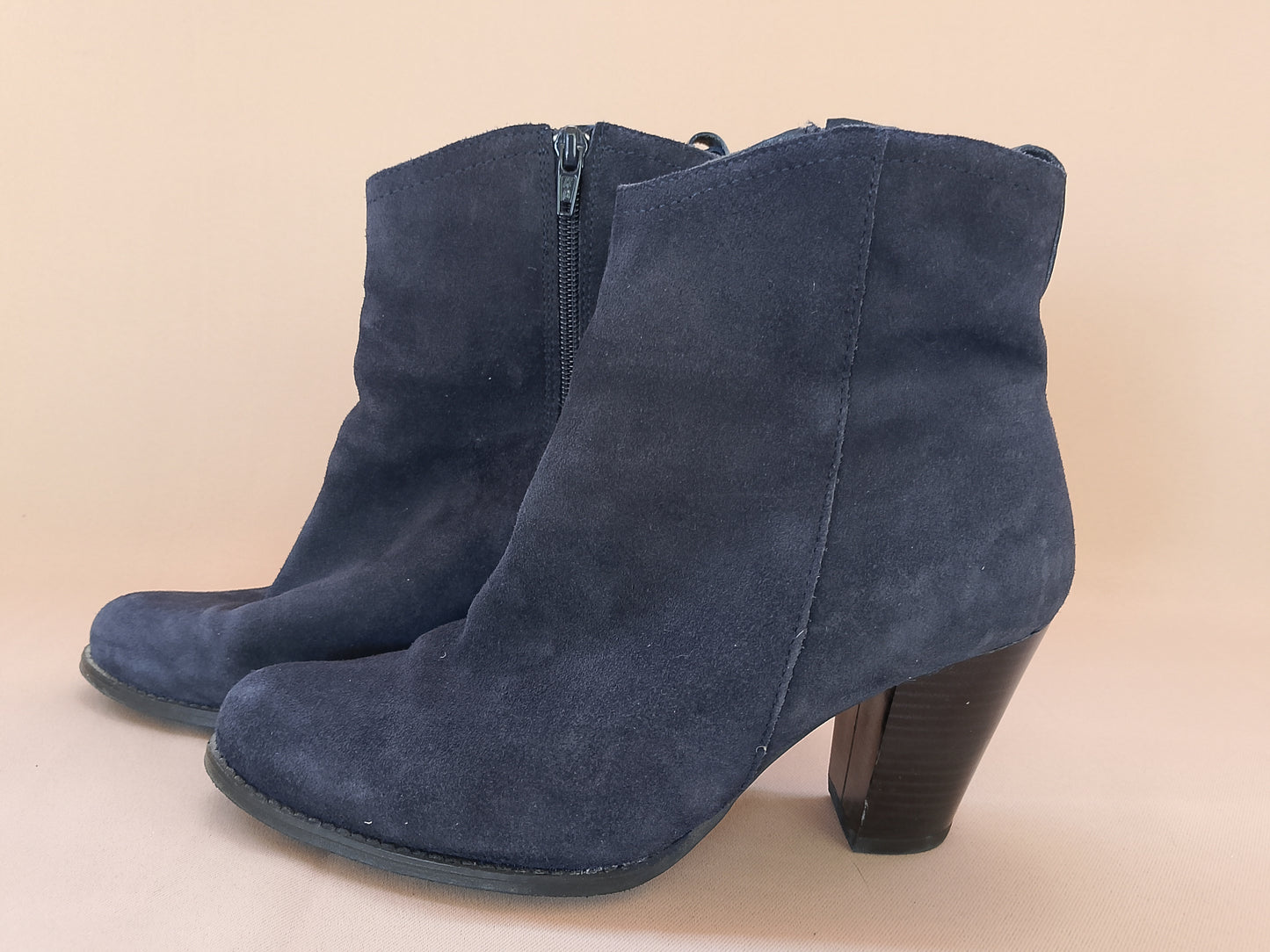 Botine Elegante din Piele Întoarsă – Stil Versatil pentru Orice Sezon!
