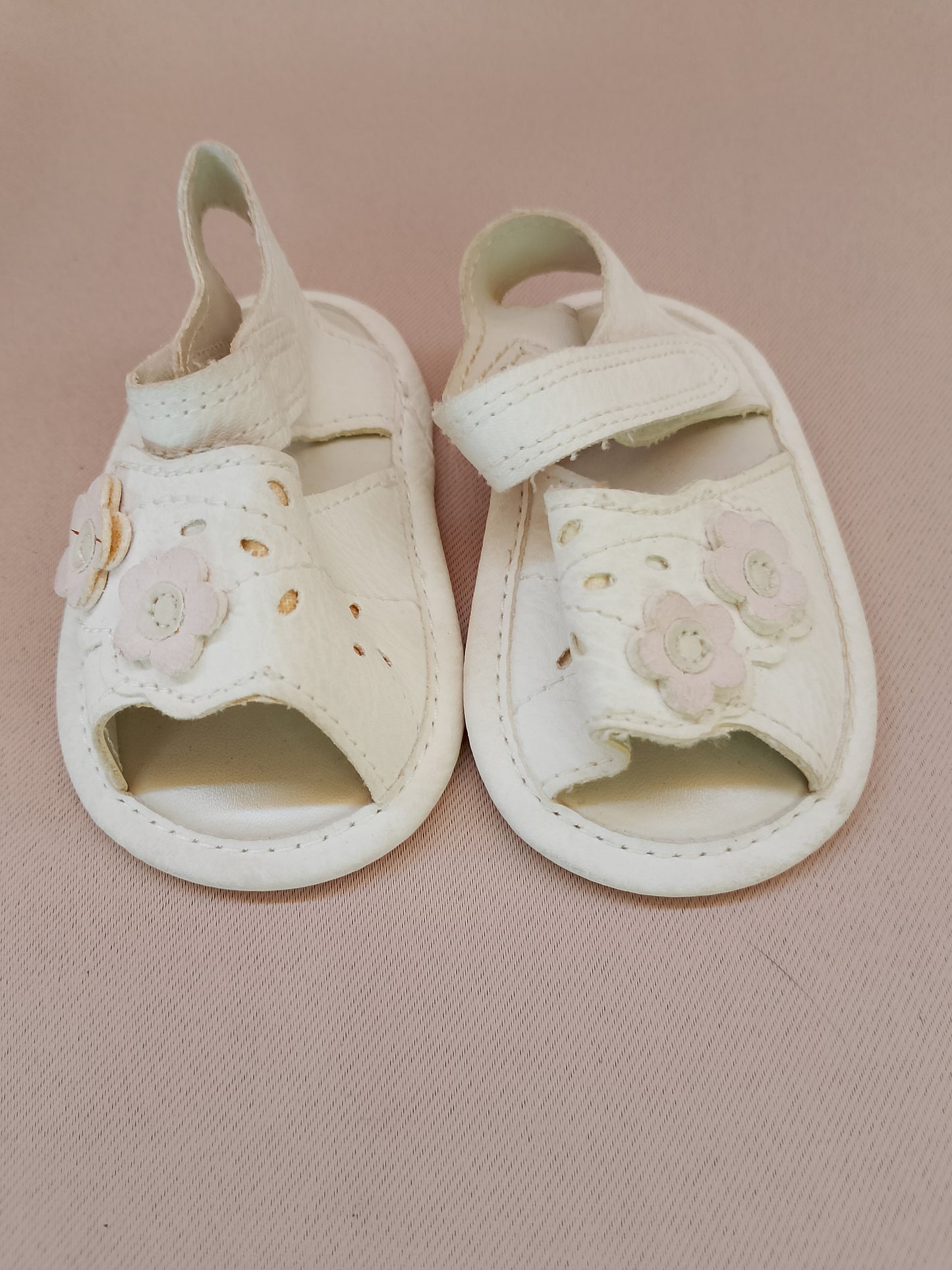 Sandale Albe pentru Bebelusi cu Floricele – Eleganță și Delicatețe pentru Micii Exploratori!
