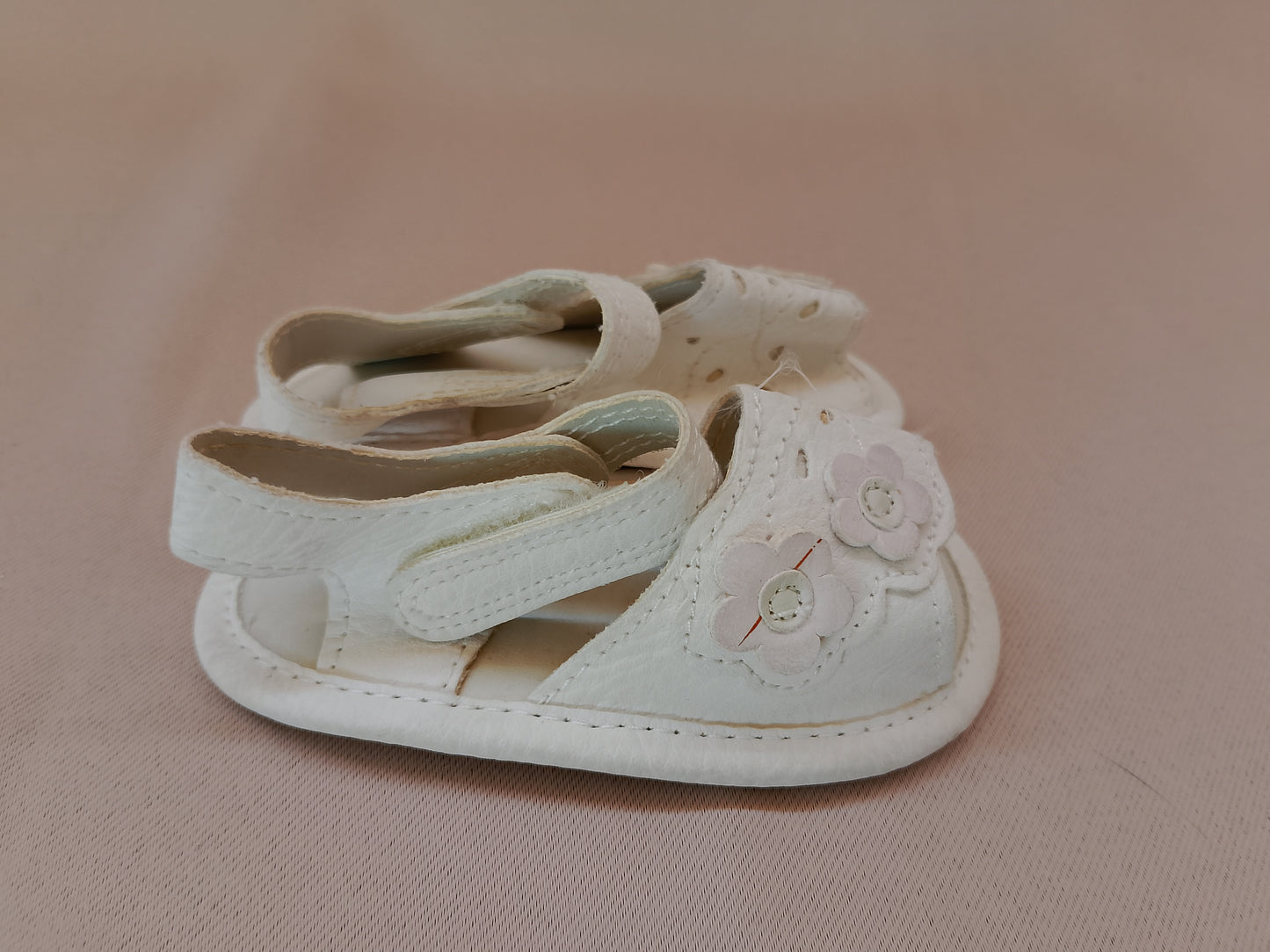 Sandale Albe pentru Bebelusi cu Floricele – Eleganță și Delicatețe pentru Micii Exploratori!
