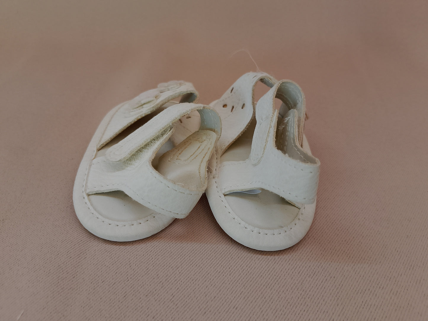 Sandale Albe pentru Bebelusi cu Floricele – Eleganță și Delicatețe pentru Micii Exploratori!