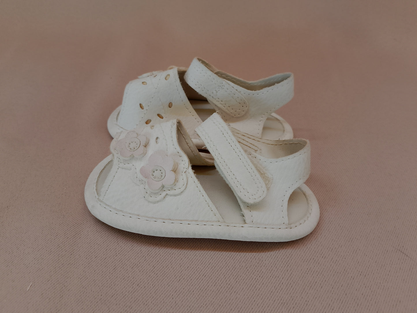 Sandale Albe pentru Bebelusi cu Floricele – Eleganță și Delicatețe pentru Micii Exploratori!