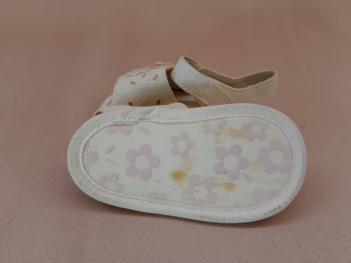 Sandale Albe pentru Bebelusi cu Floricele – Eleganță și Delicatețe pentru Micii Exploratori!
