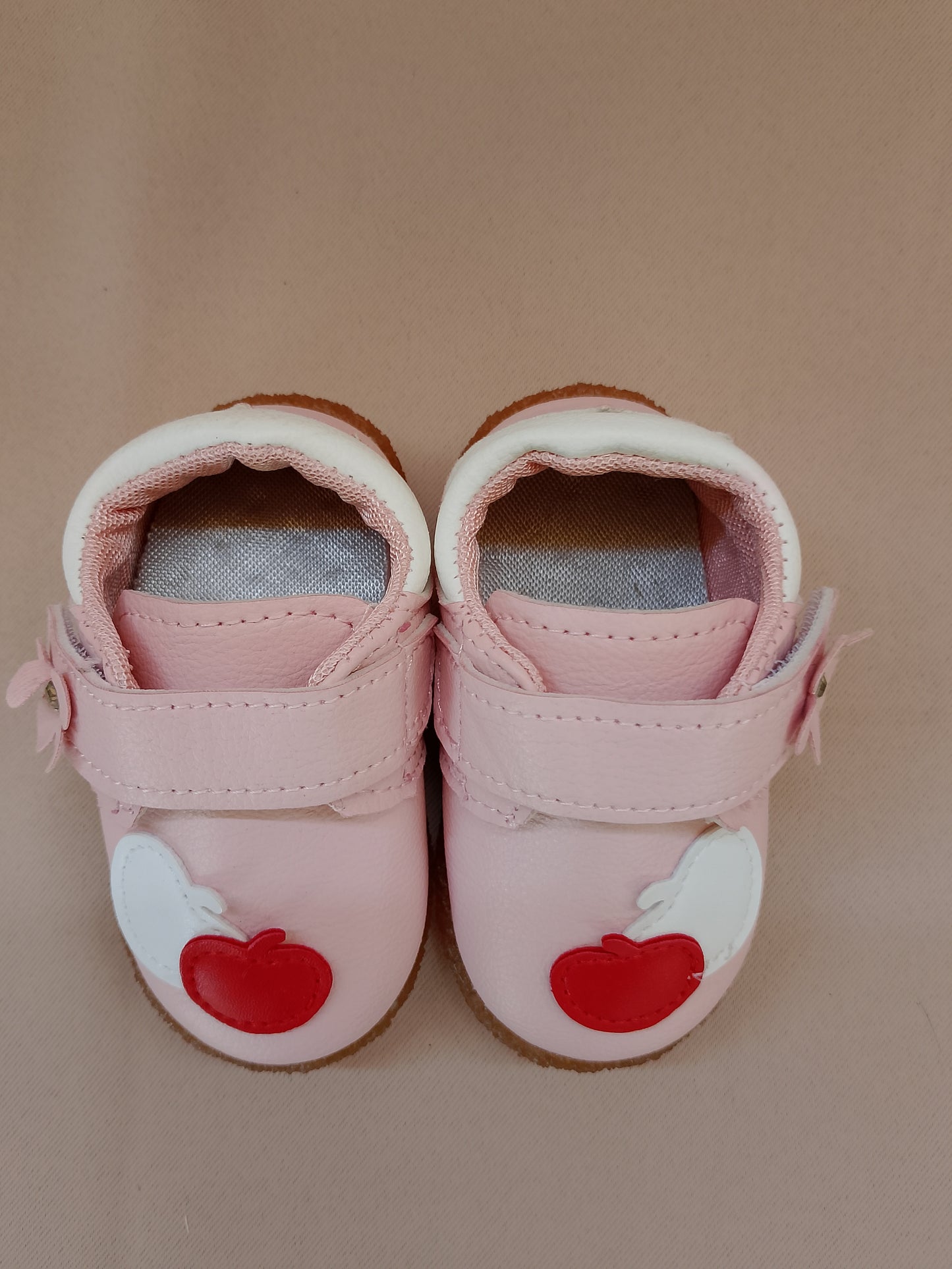 Botoșei Roz cu Măr și Prindere Velcro – Dulceață și Confort pentru Primii Pași!