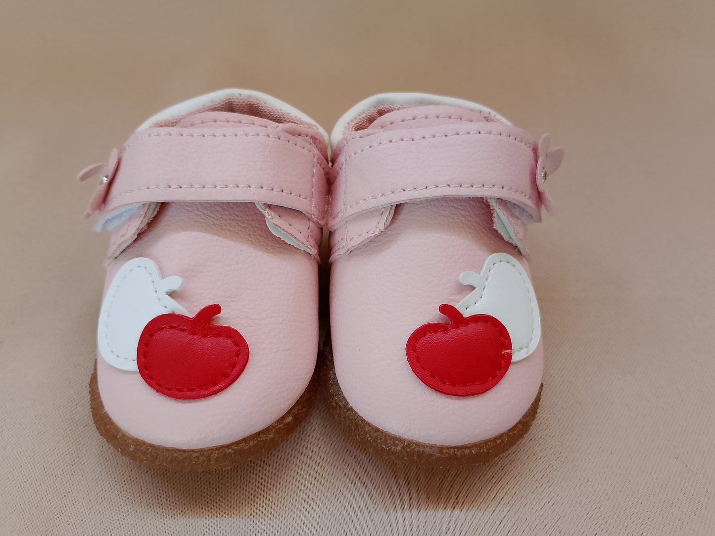 Botoșei Roz cu Măr și Prindere Velcro – Dulceață și Confort pentru Primii Pași!