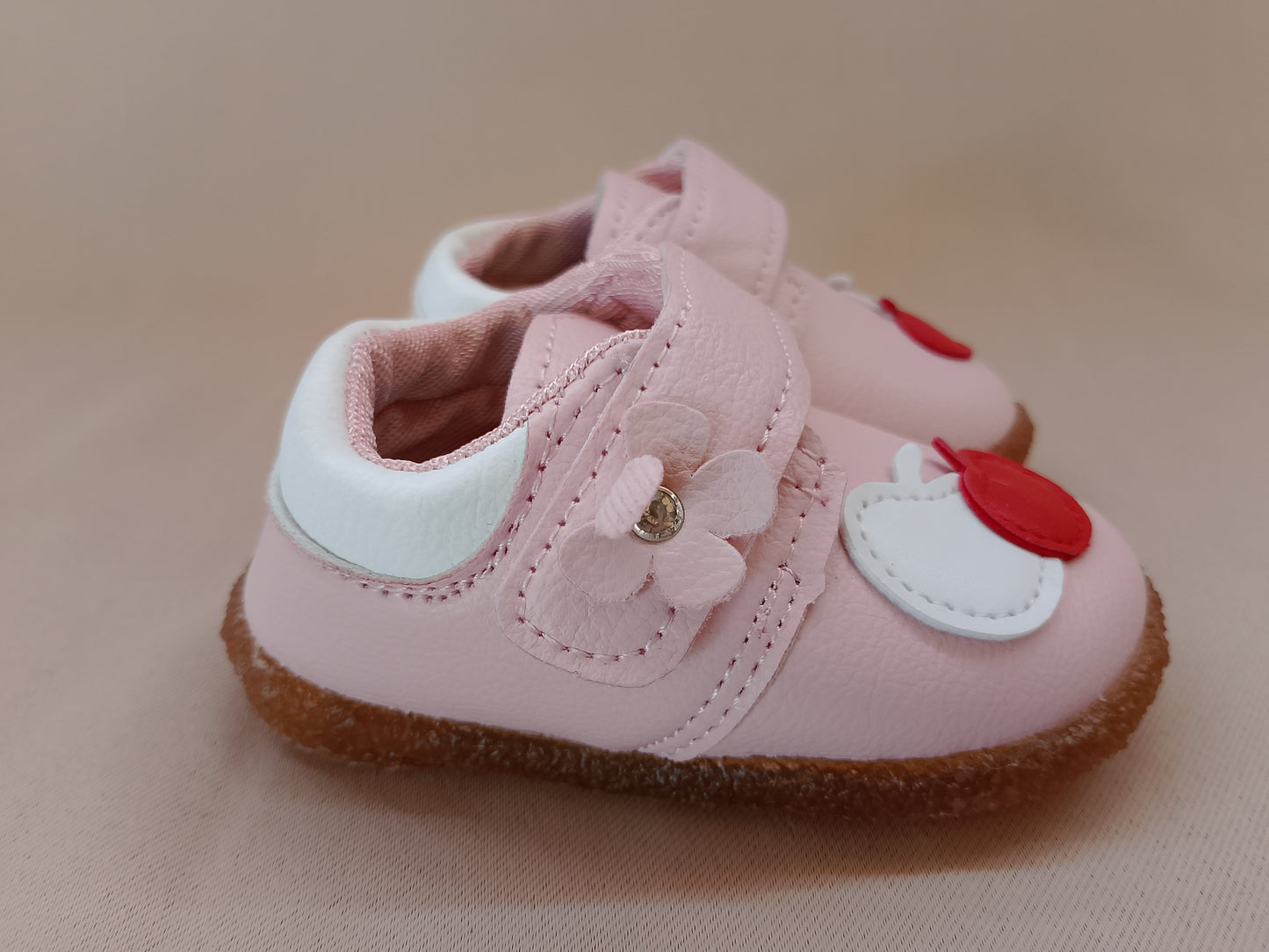 Botoșei Roz cu Măr și Prindere Velcro – Dulceață și Confort pentru Primii Pași!