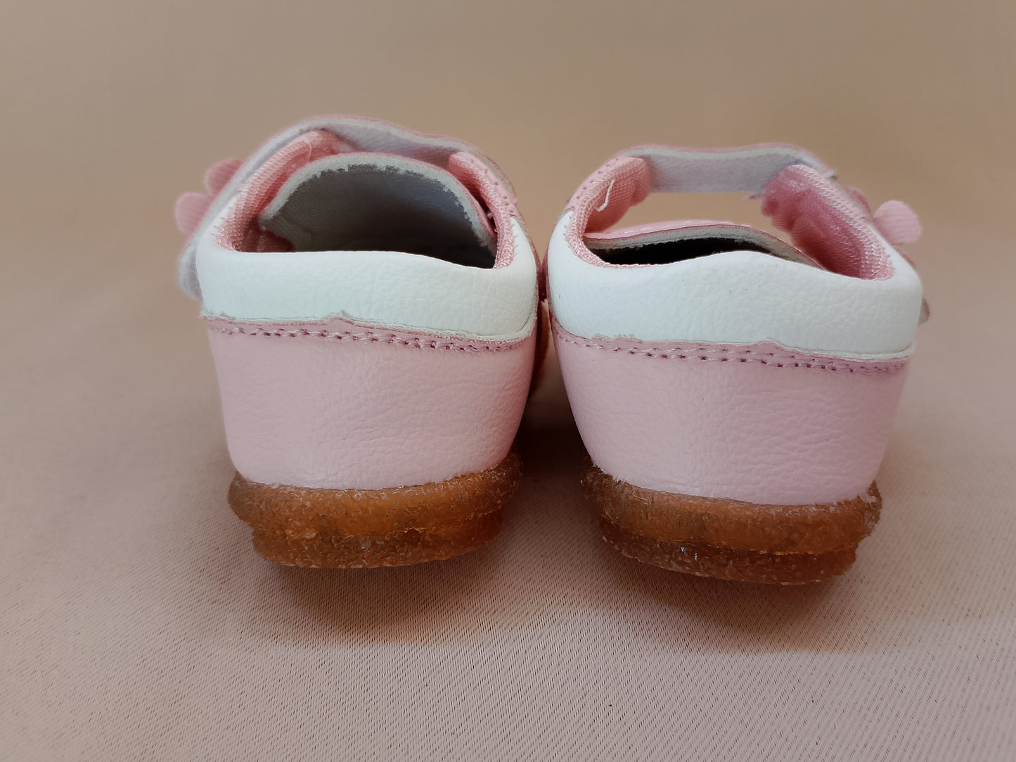 Botoșei Roz cu Măr și Prindere Velcro – Dulceață și Confort pentru Primii Pași!