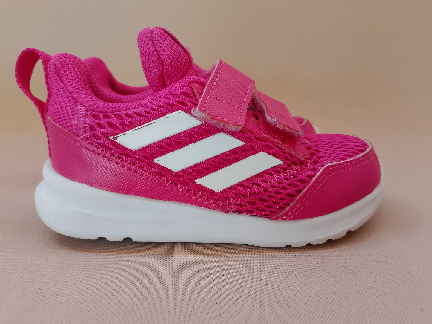 Adidași "Adidas" roz neon pentru fetițe - Energie și confort la fiecare pas! Marime 22.