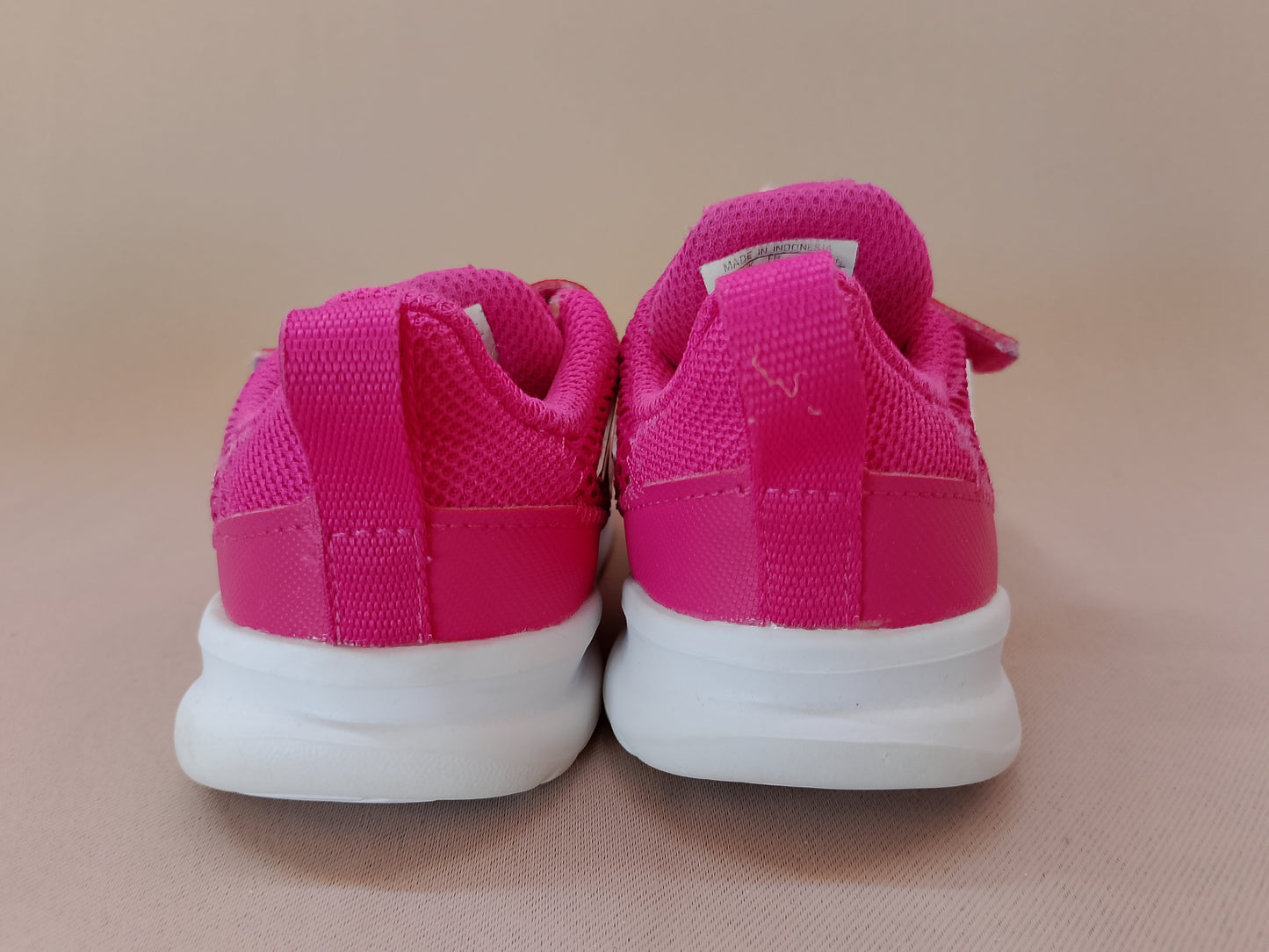 Adidași "Adidas" roz neon pentru fetițe - Energie și confort la fiecare pas! Marime 22.