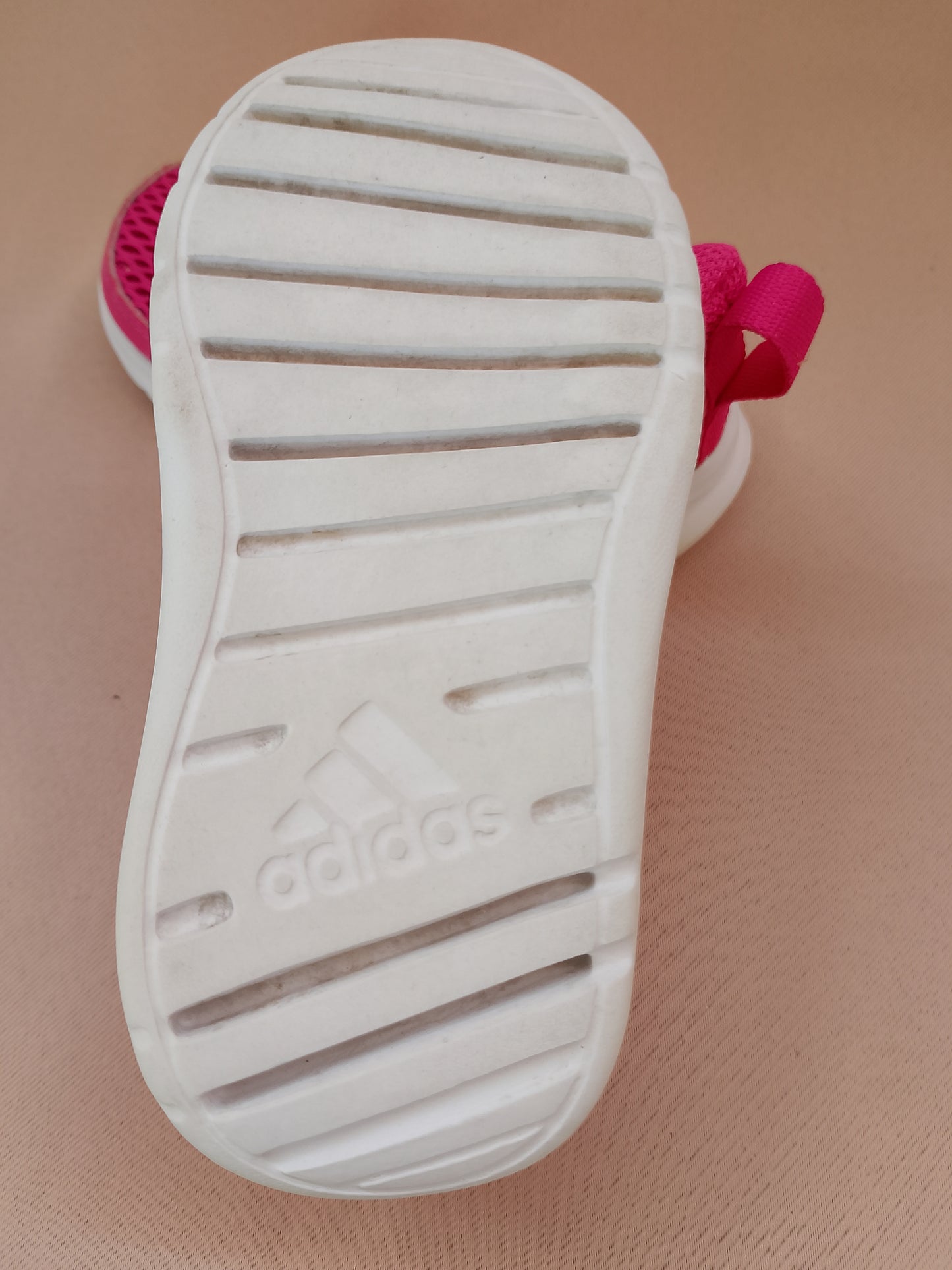 Adidași "Adidas" roz neon pentru fetițe - Energie și confort la fiecare pas! Marime 22.