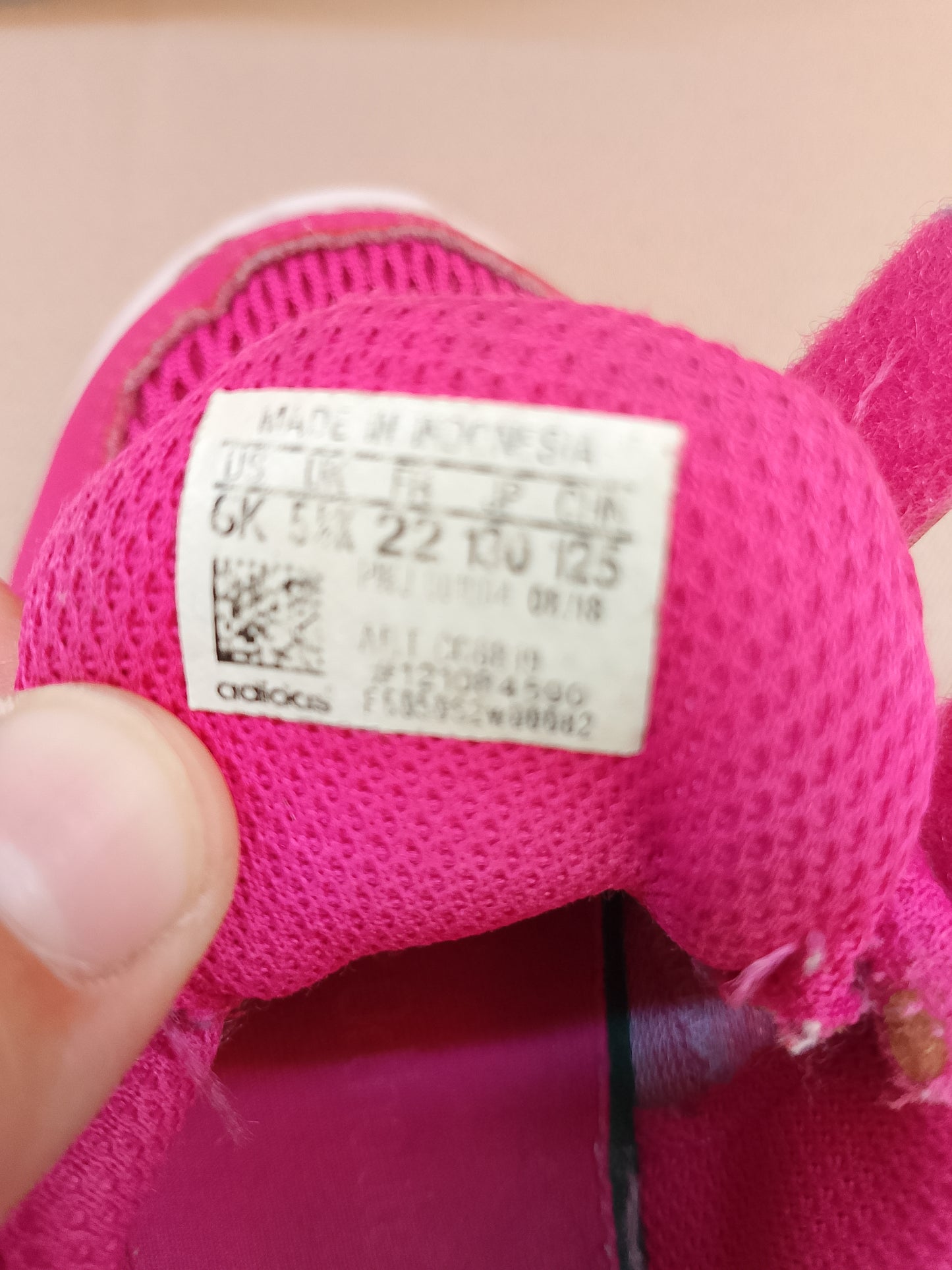 Adidași "Adidas" roz neon pentru fetițe - Energie și confort la fiecare pas! Marime 22.