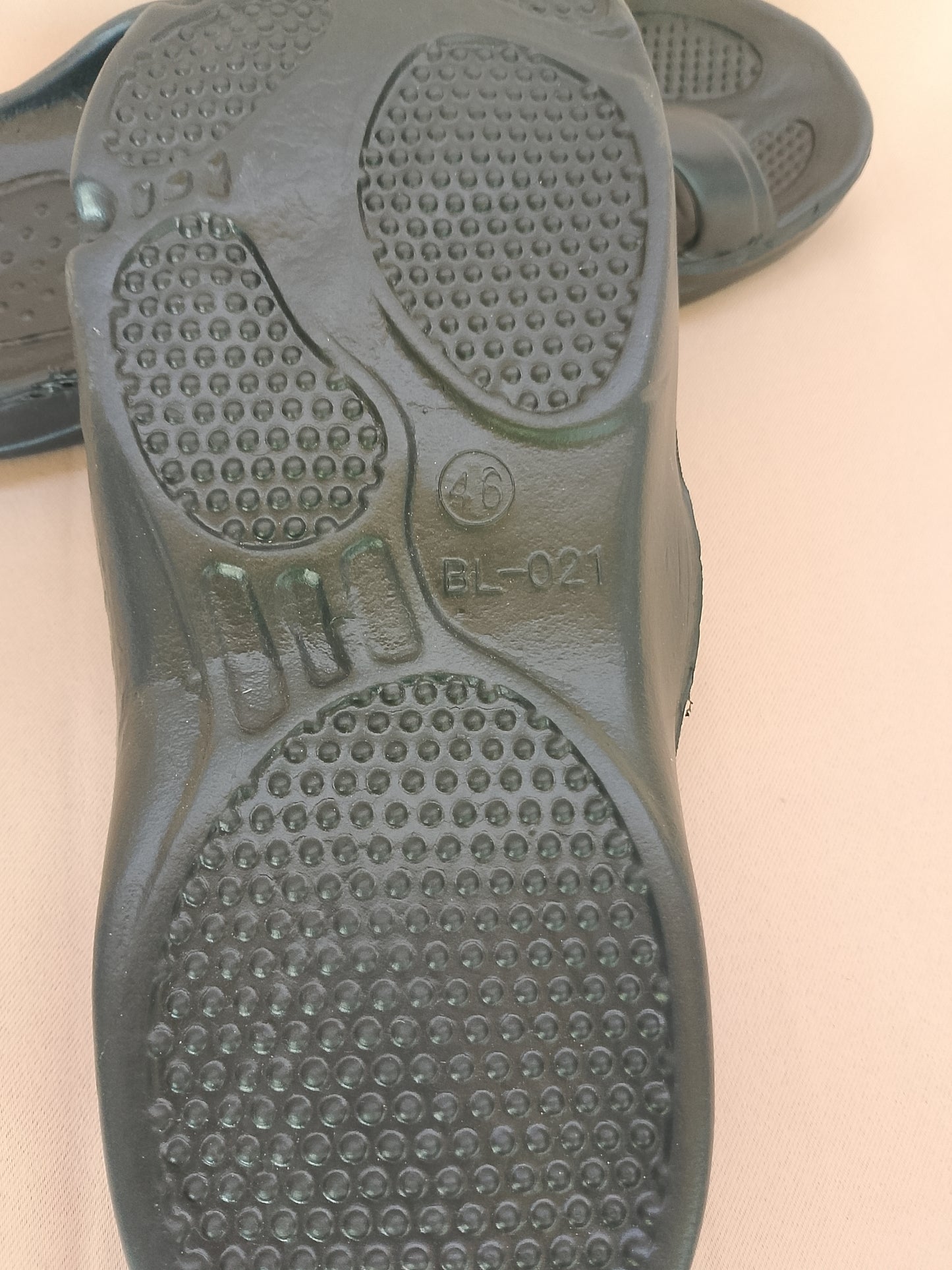 Șlapi/Papuci Negri. Unisex, Confortabili pentru Plajă și Piscină