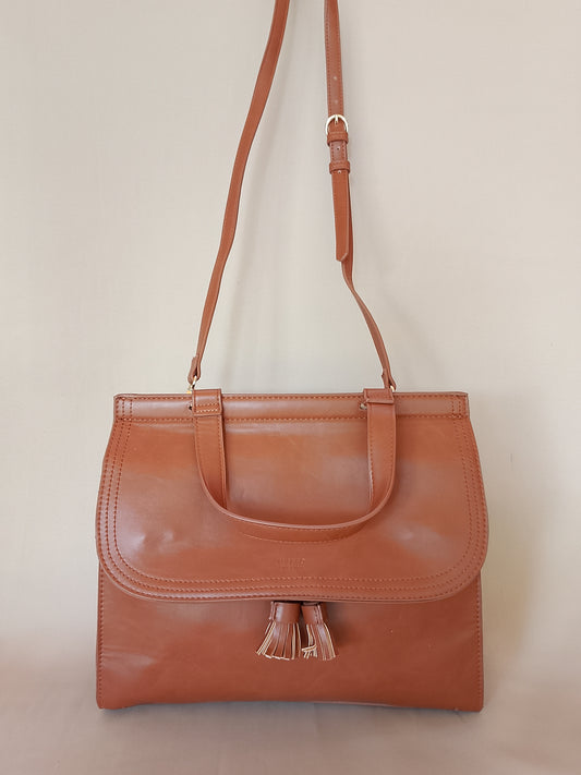 Geantă de Mână/Umăr Misako Maro Camel, cu Clapetă și Ciucuri - Eleganță Clasic Modernă