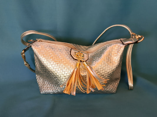 Geantă de Umăr/Crossbody Auriu Metalizat, cu Textură Împletită și Ciucuri