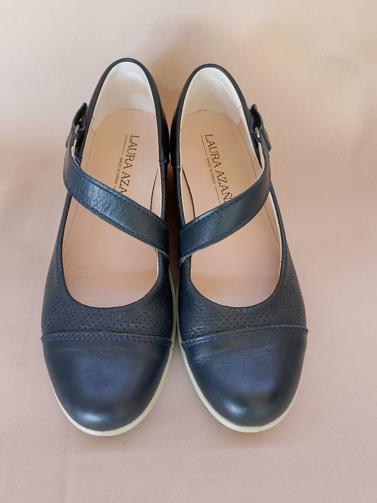 Pantofi Dama Laura Azan Tip Mary Jane, Bleumarin, din Piele cu Perforații - Fabricat în Spania. Marime 41.