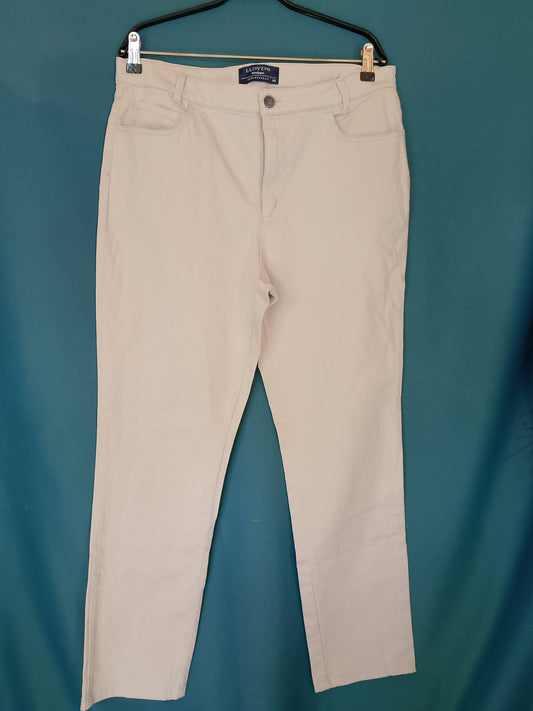 Eleganță Casual: Pantaloni Lloyd's. Un Clasic Versatil la Preț Imbatabil! Marime 44.