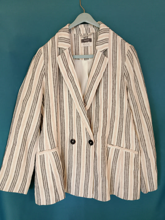 Chic cu Dungi: Sacou Lejer Elegance Line – Stil Clasic Reinterpretat!