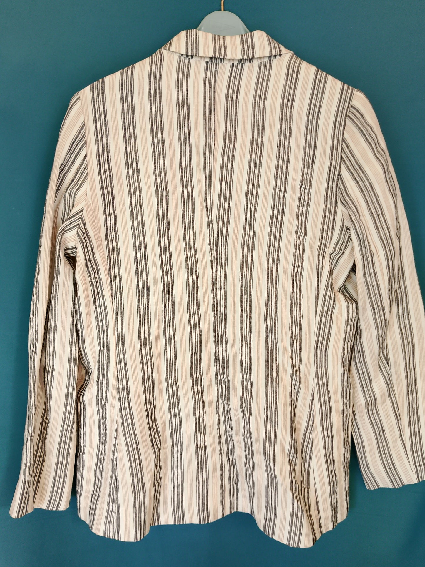 Chic cu Dungi: Sacou Lejer Elegance Line – Stil Clasic Reinterpretat!