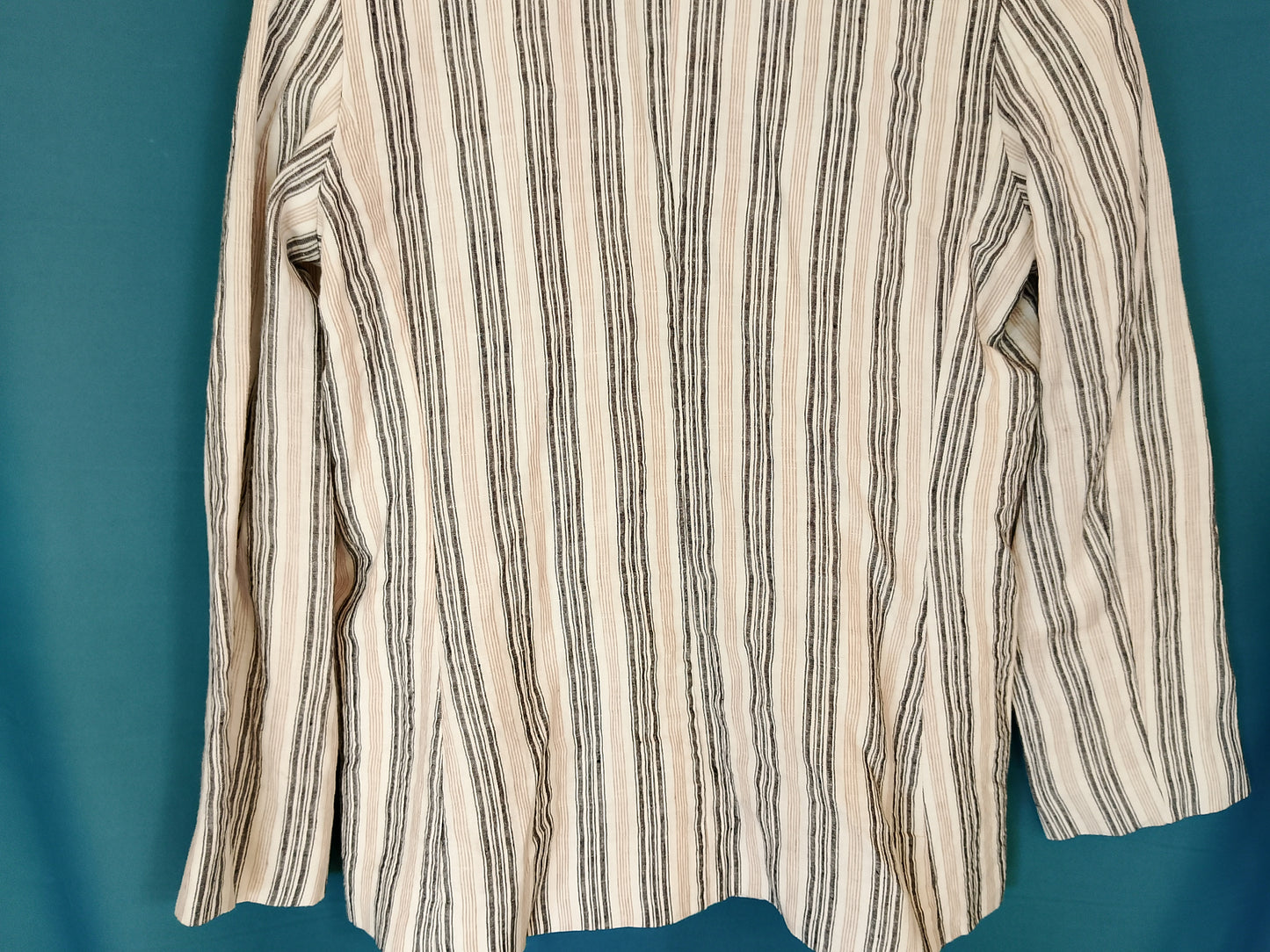Chic cu Dungi: Sacou Lejer Elegance Line – Stil Clasic Reinterpretat!