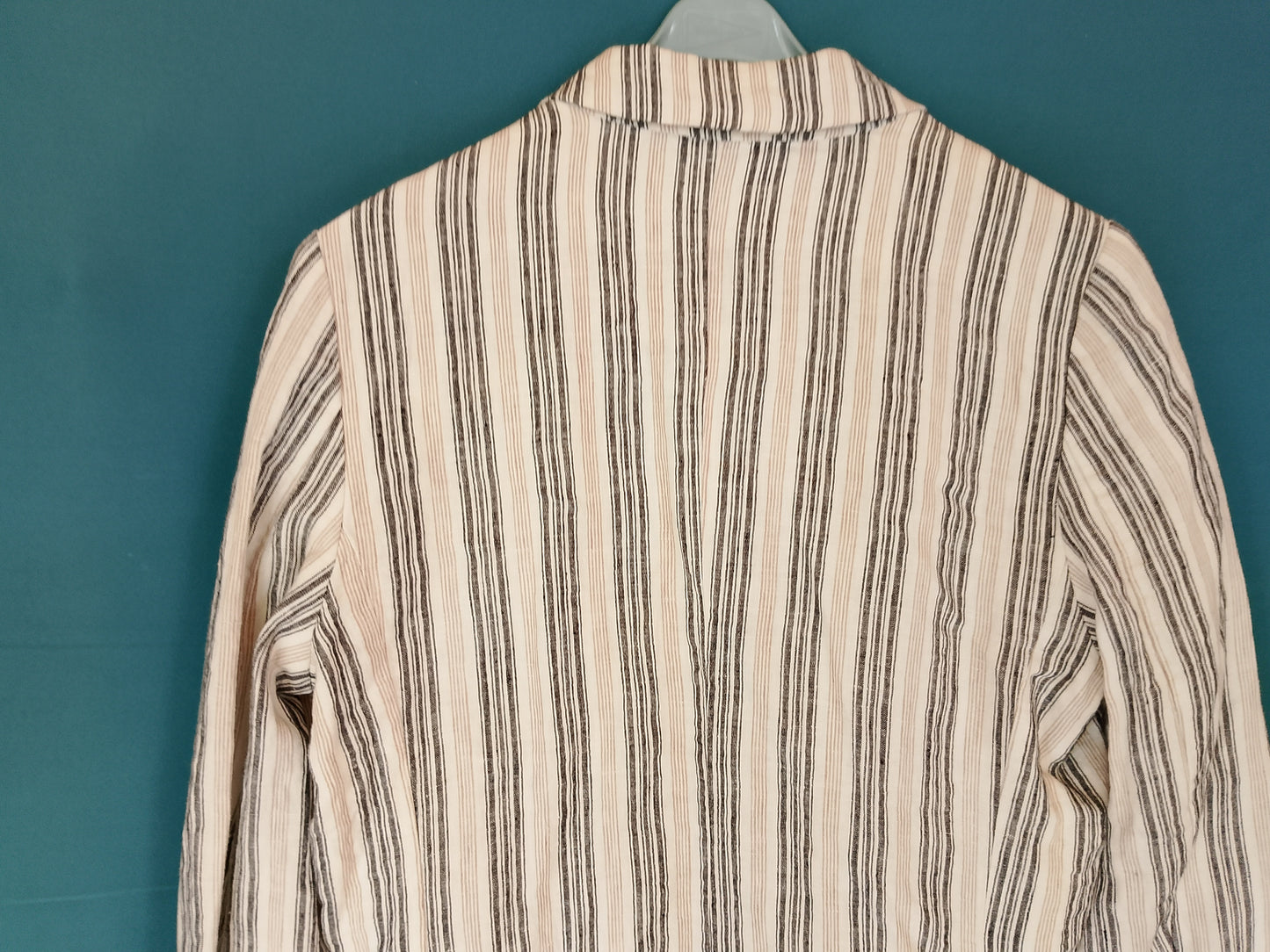 Chic cu Dungi: Sacou Lejer Elegance Line – Stil Clasic Reinterpretat!